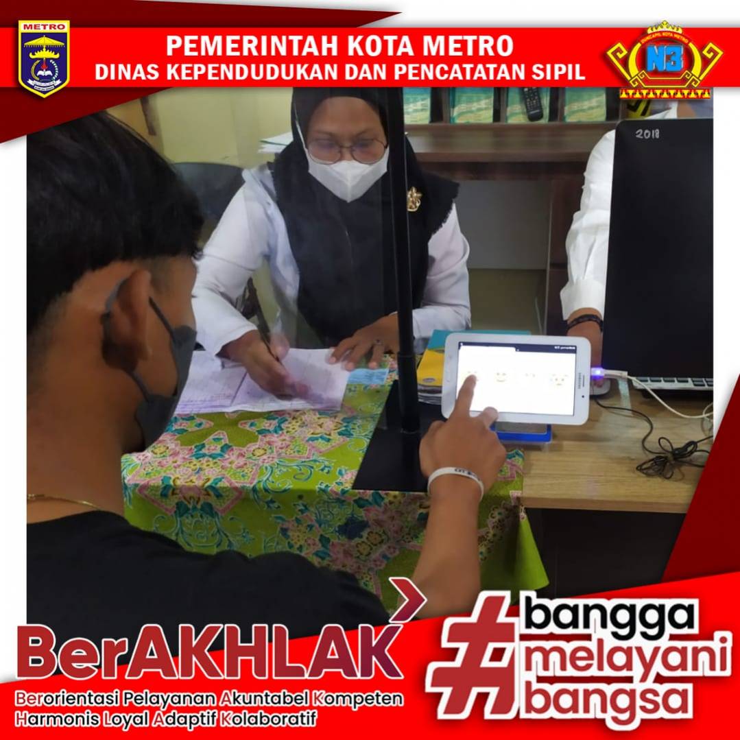 Warga mengisi Kuisioner Survey Kepuasan Masyarakat