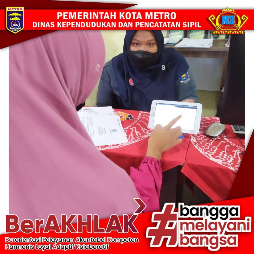 Warga mengisi Kuisioner Survey Kepuasan Masyarakat