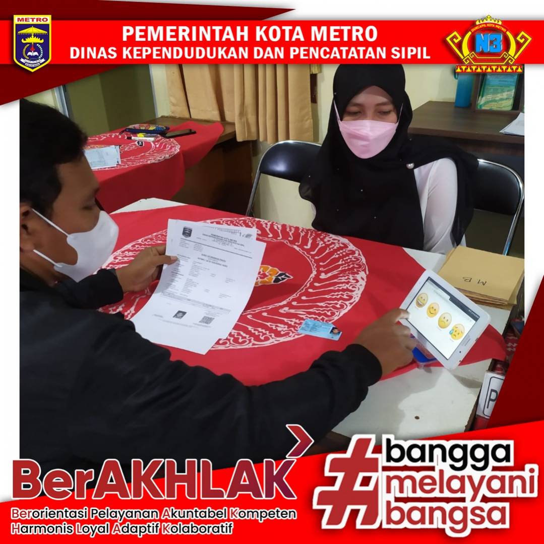 Warga mengisi Kuisioner Survey Kepuasan Masyarakat