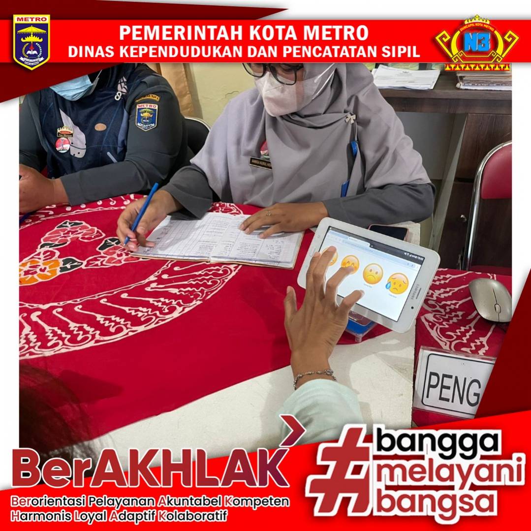 Warga mengisi Kuisioner Survey Kepuasan Masyarakat