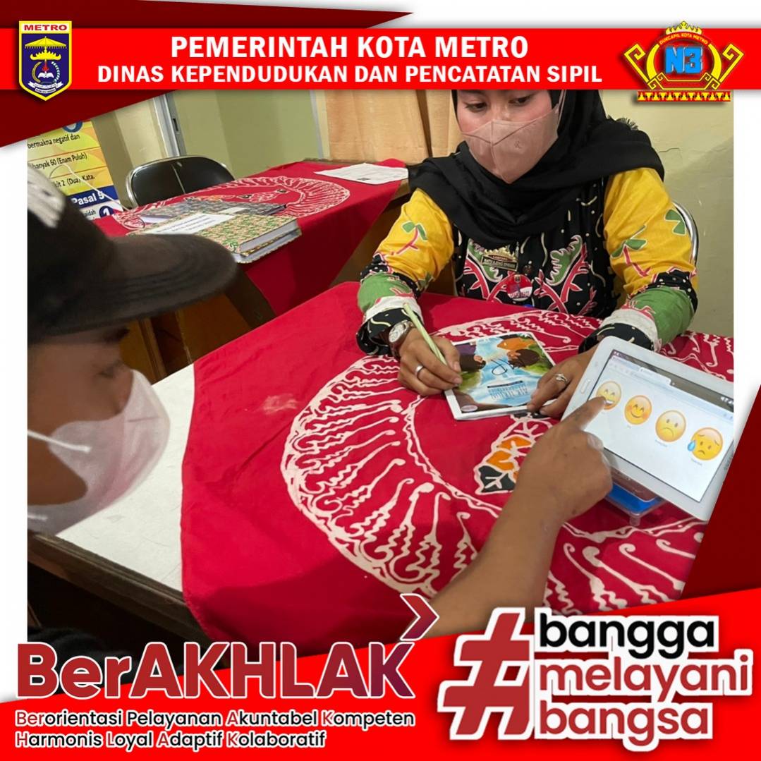 Warga mengisi Kuisioner Survey Kepuasan Masyarakat