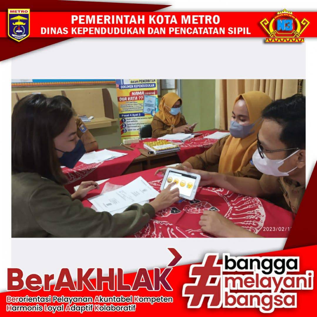 Warga mengisi Kuisioner Survey Kepuasan Masyarakat