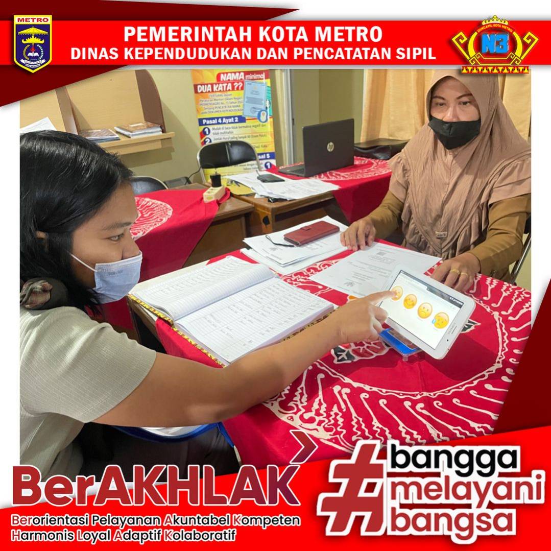Warga mengisi Kuisioner Survey Kepuasan Masyarakat
