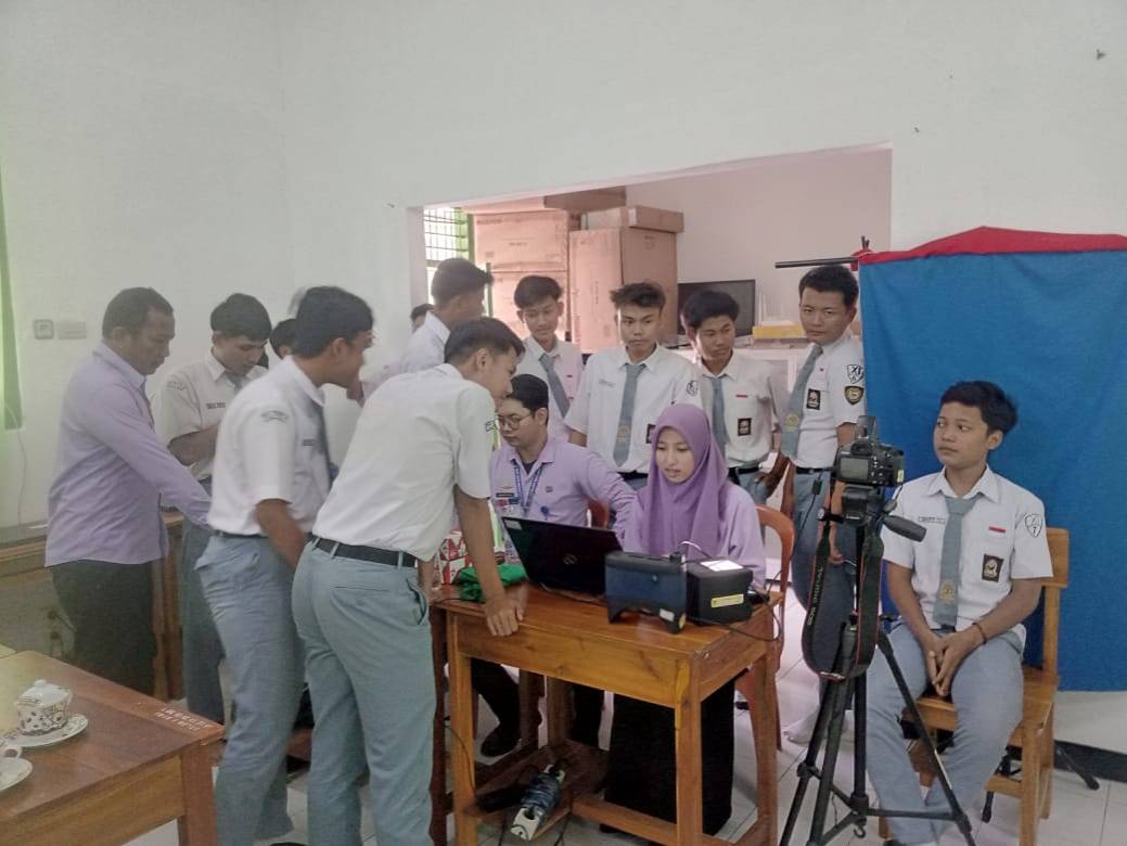 Pelayanan Jemput Bola Disdukcapil di SMA N 4 Mudahkan Siswa Rekam KTP