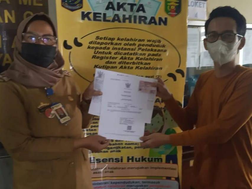 Penyerahan Dokumen Langsung Kepada Warga