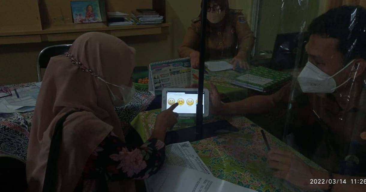 Warga mengisi Kuisioner Survey Kepuasan Masyarakat