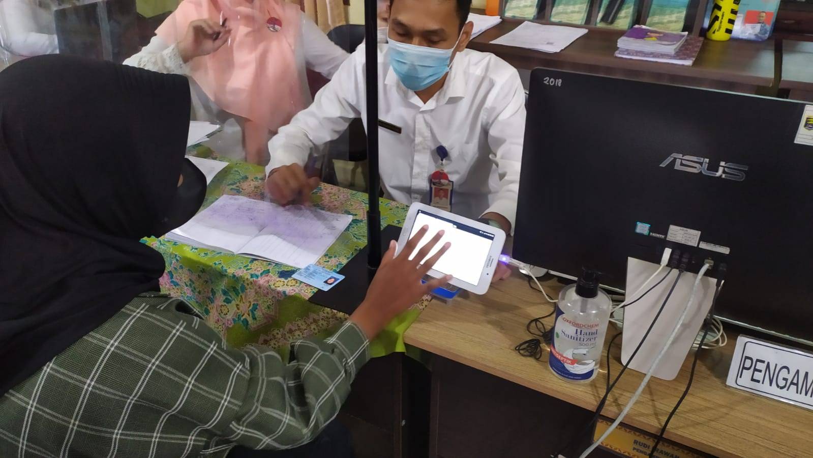 Warga mengisi Kuisioner Survey Kepuasan Masyarakat