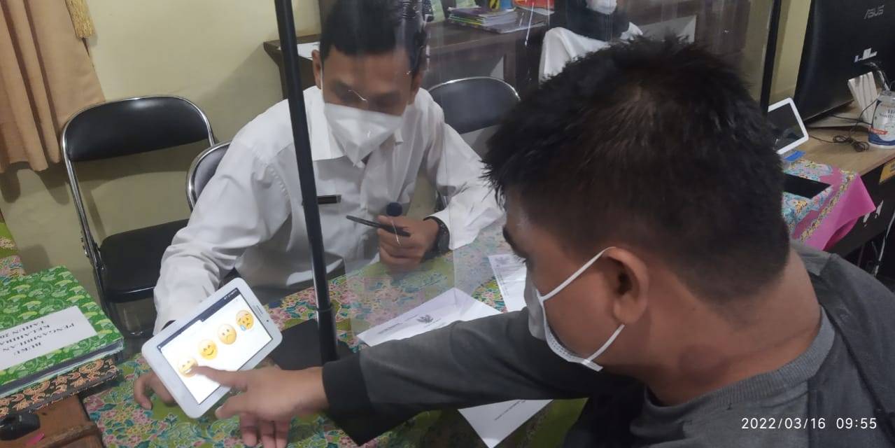 Warga mengisi Kuisioner Survey Kepuasan Masyarakat