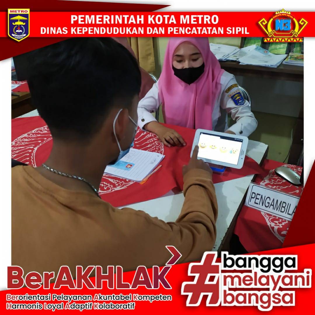 Warga mengisi Kuisioner Survey Kepuasan Masyarakat