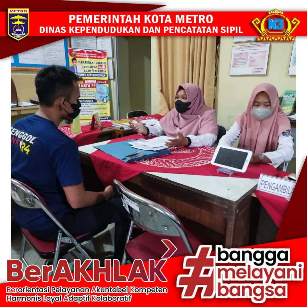 Warga mengisi Kuisioner Survey Kepuasan Masyarakat