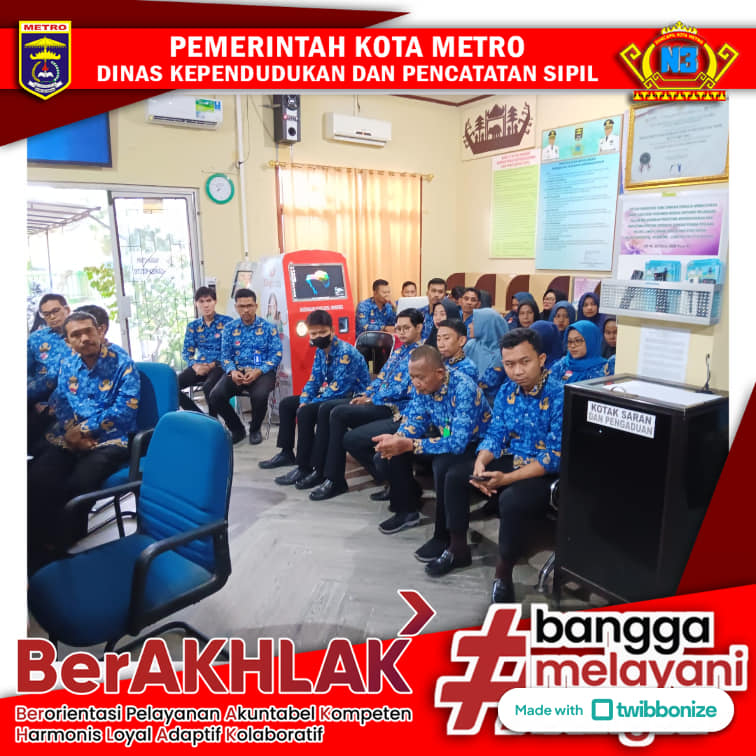 Briefing Mingguan dan koordinasi Pegawai Disdukcapil Kota Metro
