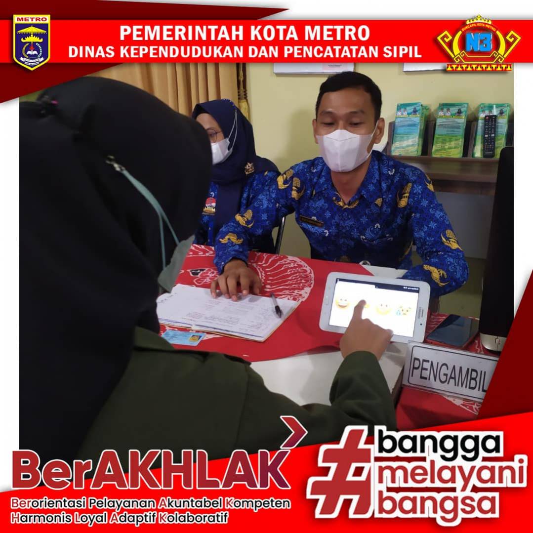 Warga mengisi Kuisioner Survey Kepuasan Masyarakat