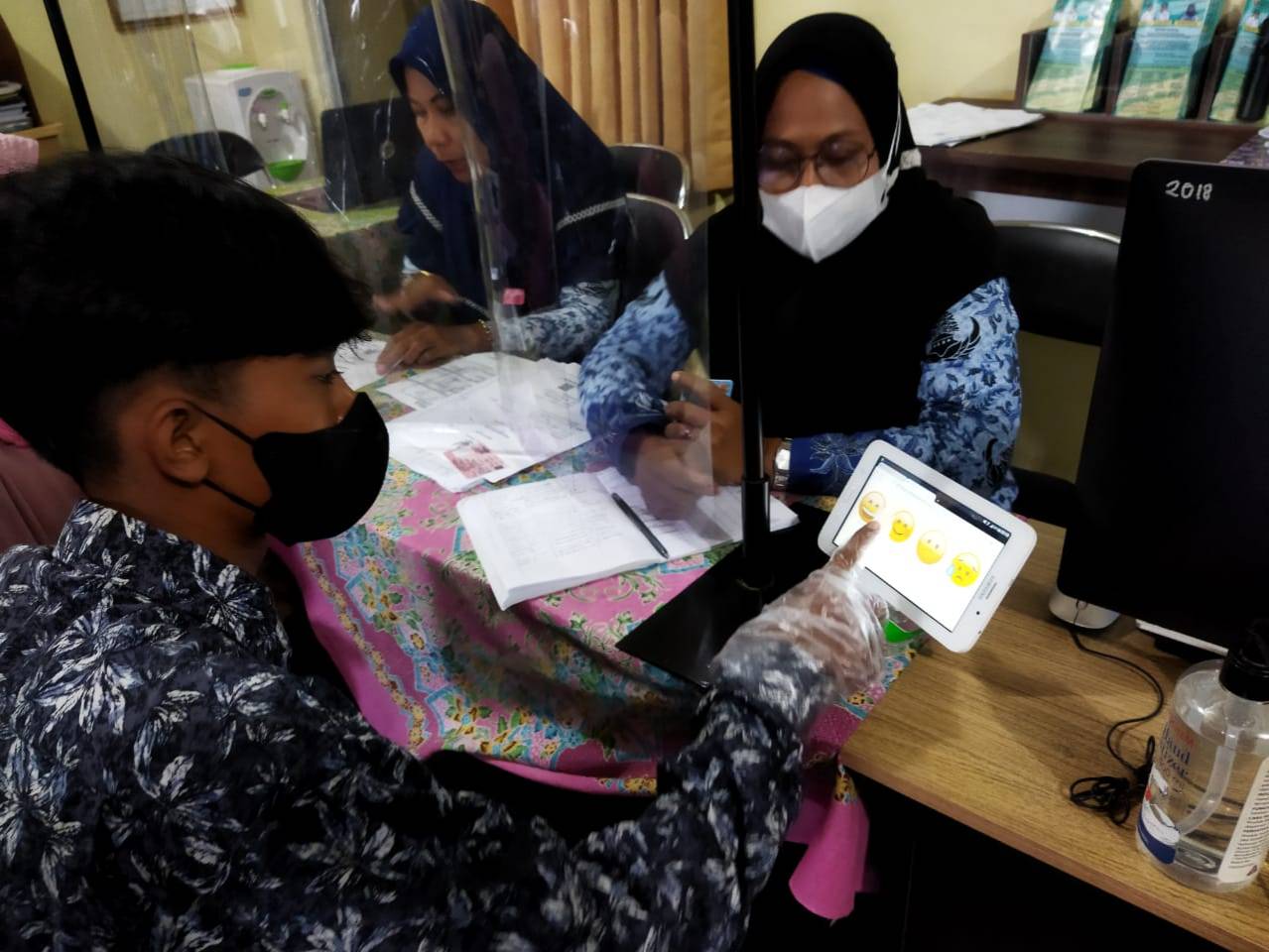 Warga mengisi Kuisioner Survey Kepuasan Masyarakat