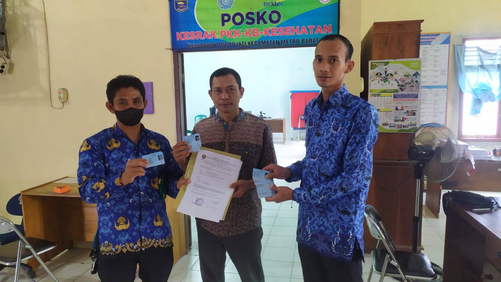 Penyerahan KTP-el ke Kelurahan