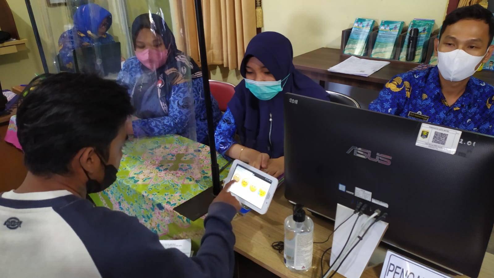 Warga mengisi Kuisioner Survey Kepuasan Masyarakat