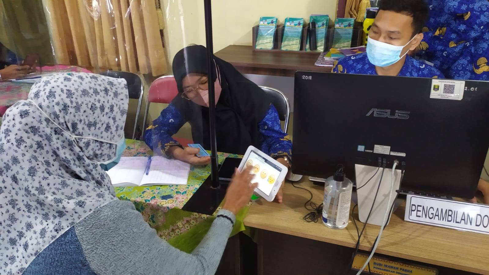 Warga mengisi Kuisioner Survey Kepuasan Masyarakat