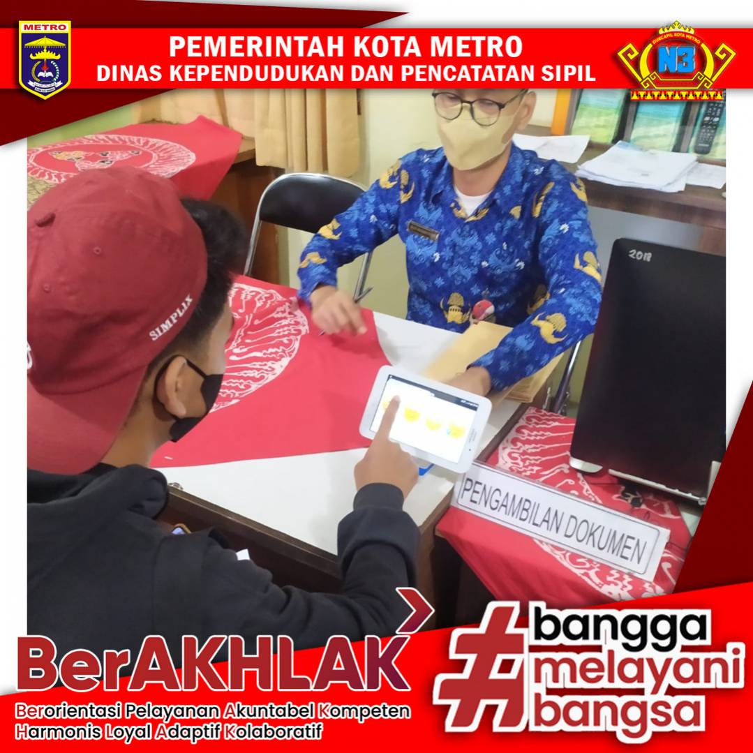 Warga mengisi Kuisioner Survey Kepuasan Masyarakat