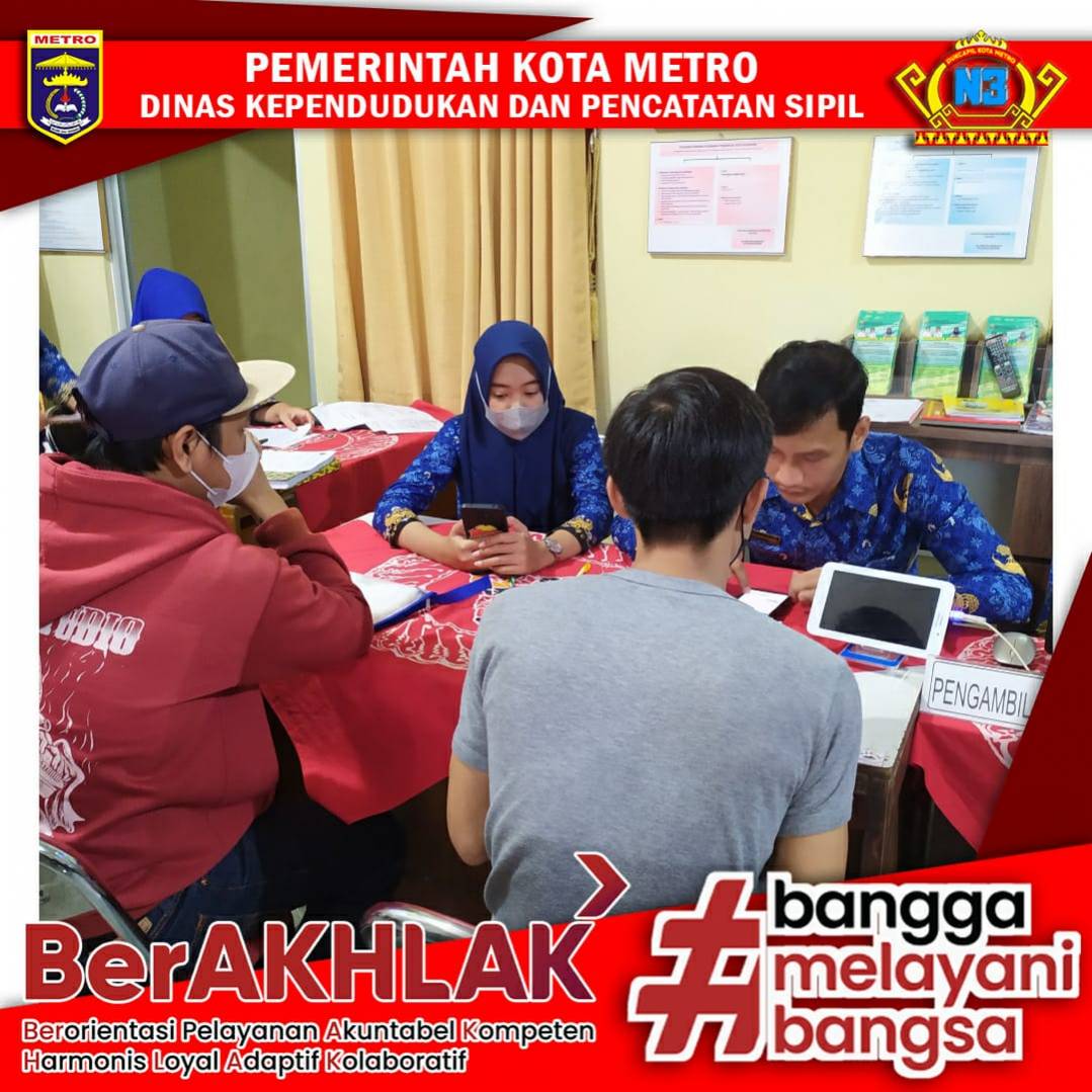 Warga mengisi Kuisioner Survey Kepuasan Masyarakat