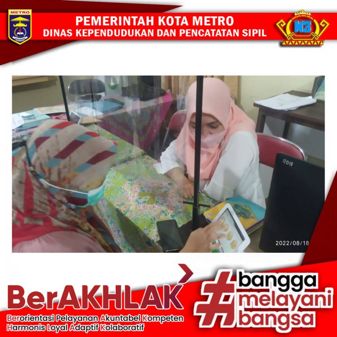 Warga mengisi Kuisioner Survey Kepuasan Masyarakat