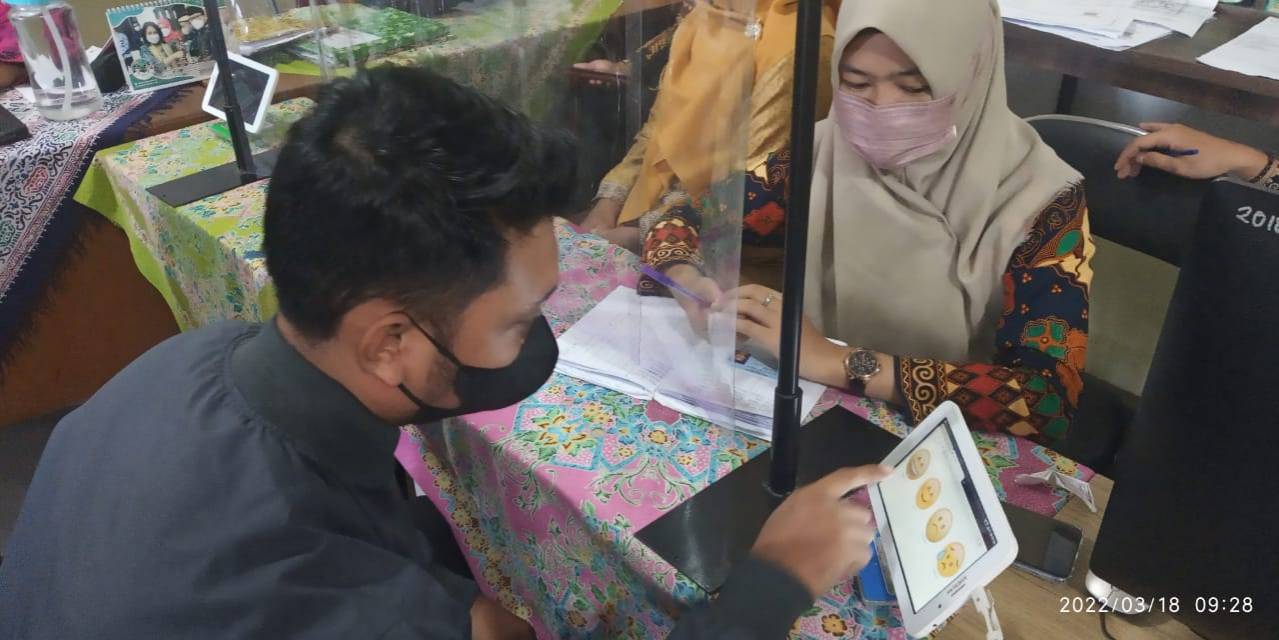Warga mengisi Kuisioner Survey Kepuasan Masyarakat