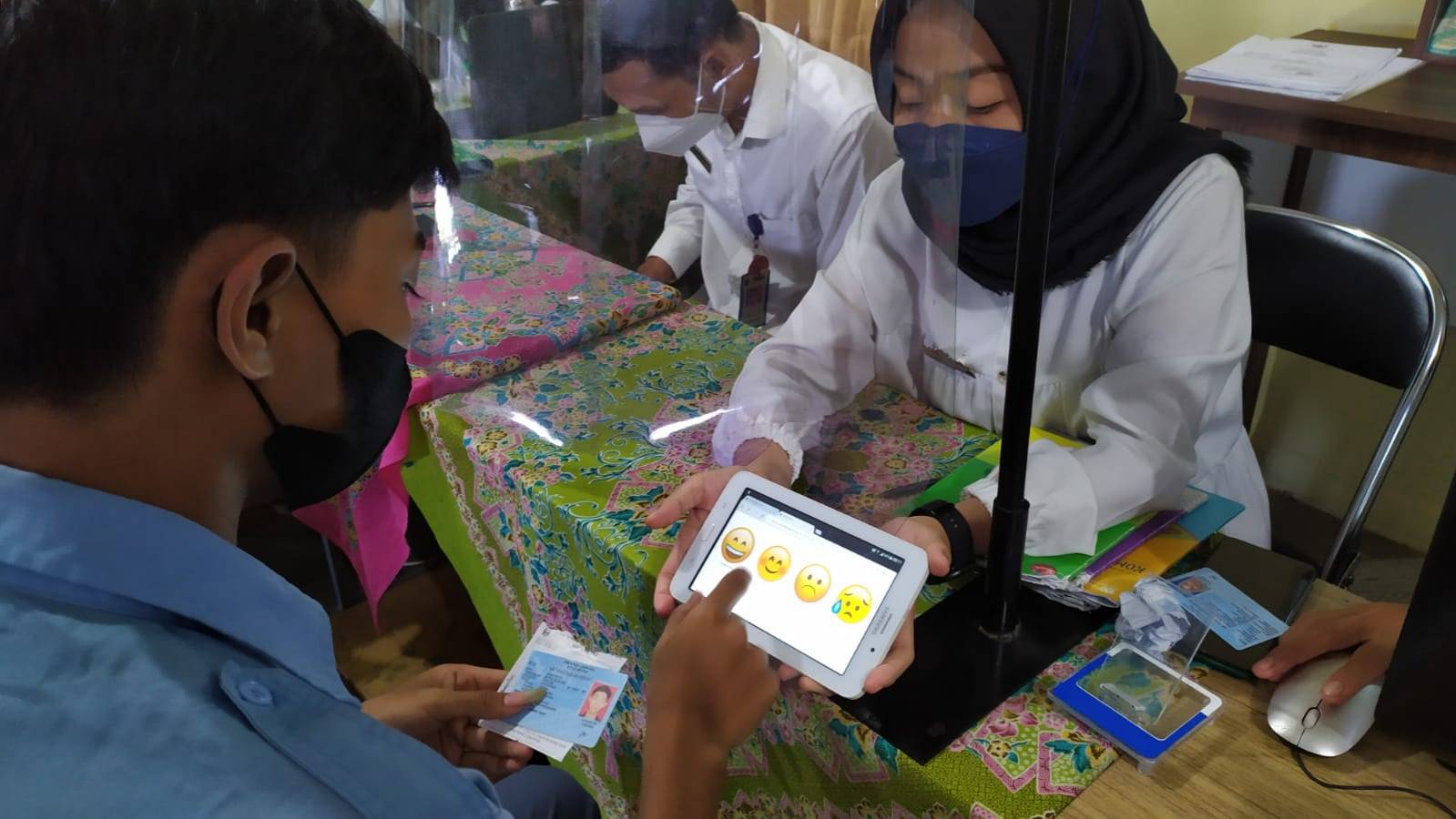 Warga mengisi Kuisioner Survey Kepuasan Masyarakat