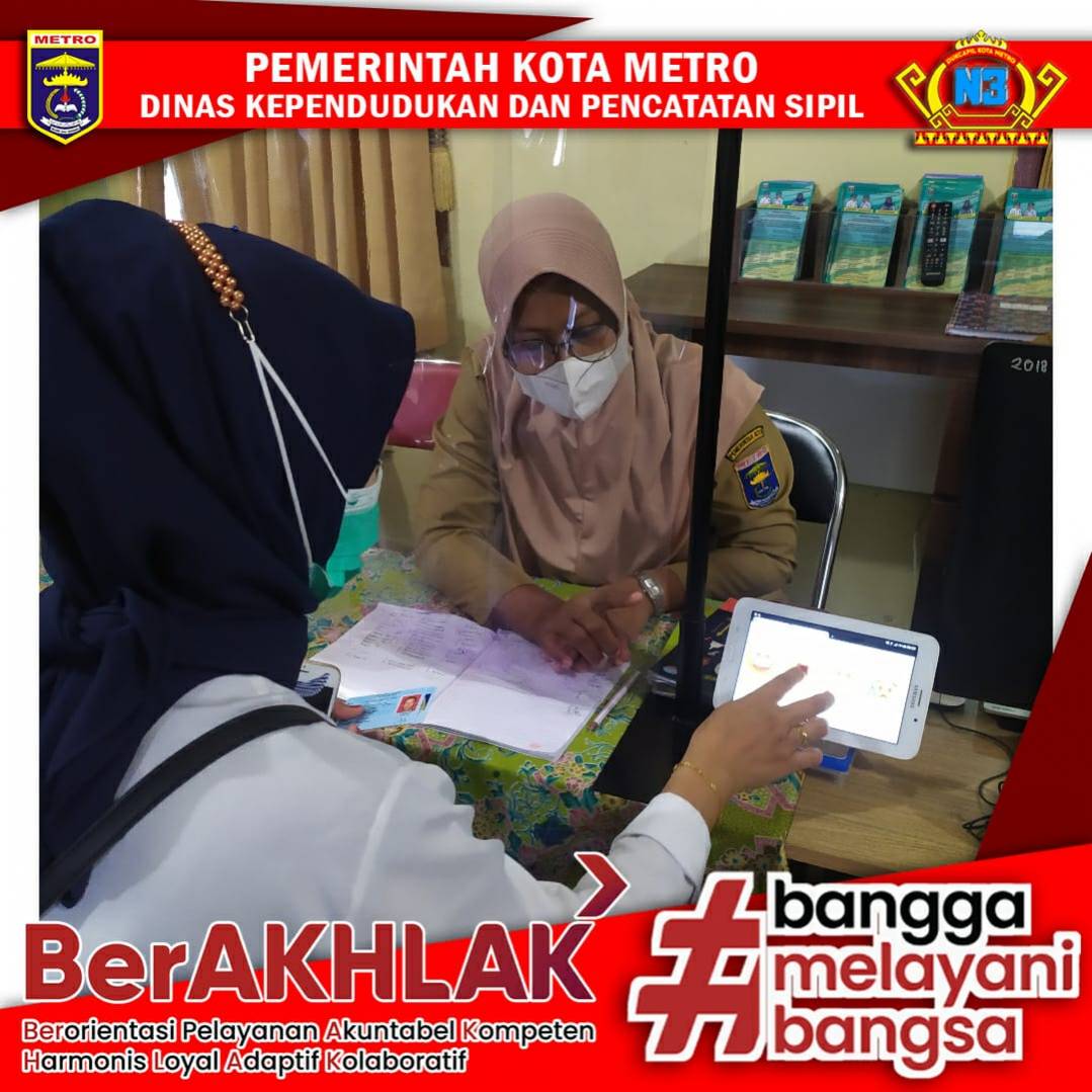 Warga mengisi Kuisioner Survey Kepuasan Masyarakat