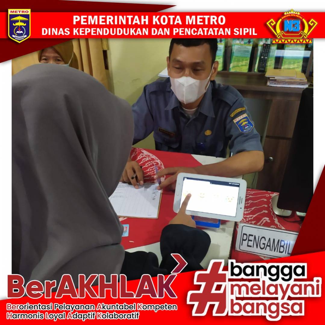 Warga mengisi Kuisioner Survey Kepuasan Masyarakat