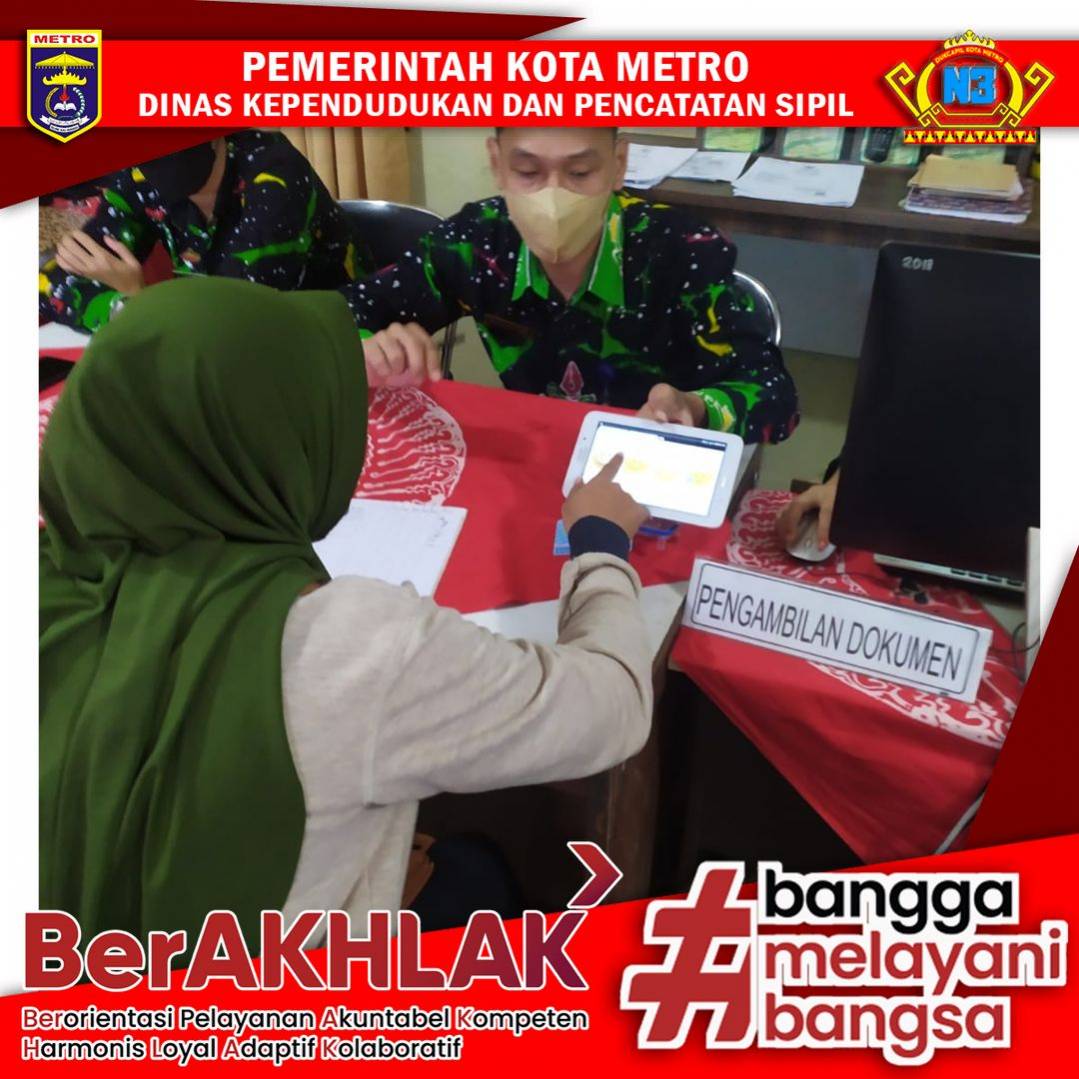 Warga mengisi Kuisioner Survey Kepuasan Masyarakat