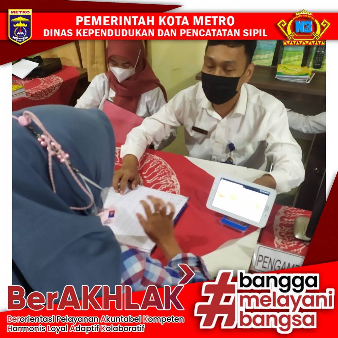 Warga mengisi Kuisioner Survey Kepuasan Masyarakat