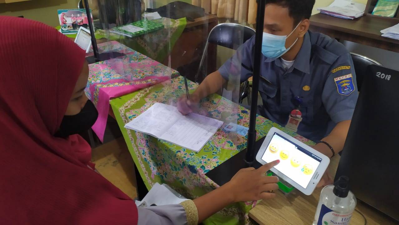 Warga mengisi Kuisioner Survey Kepuasan Masyarakat