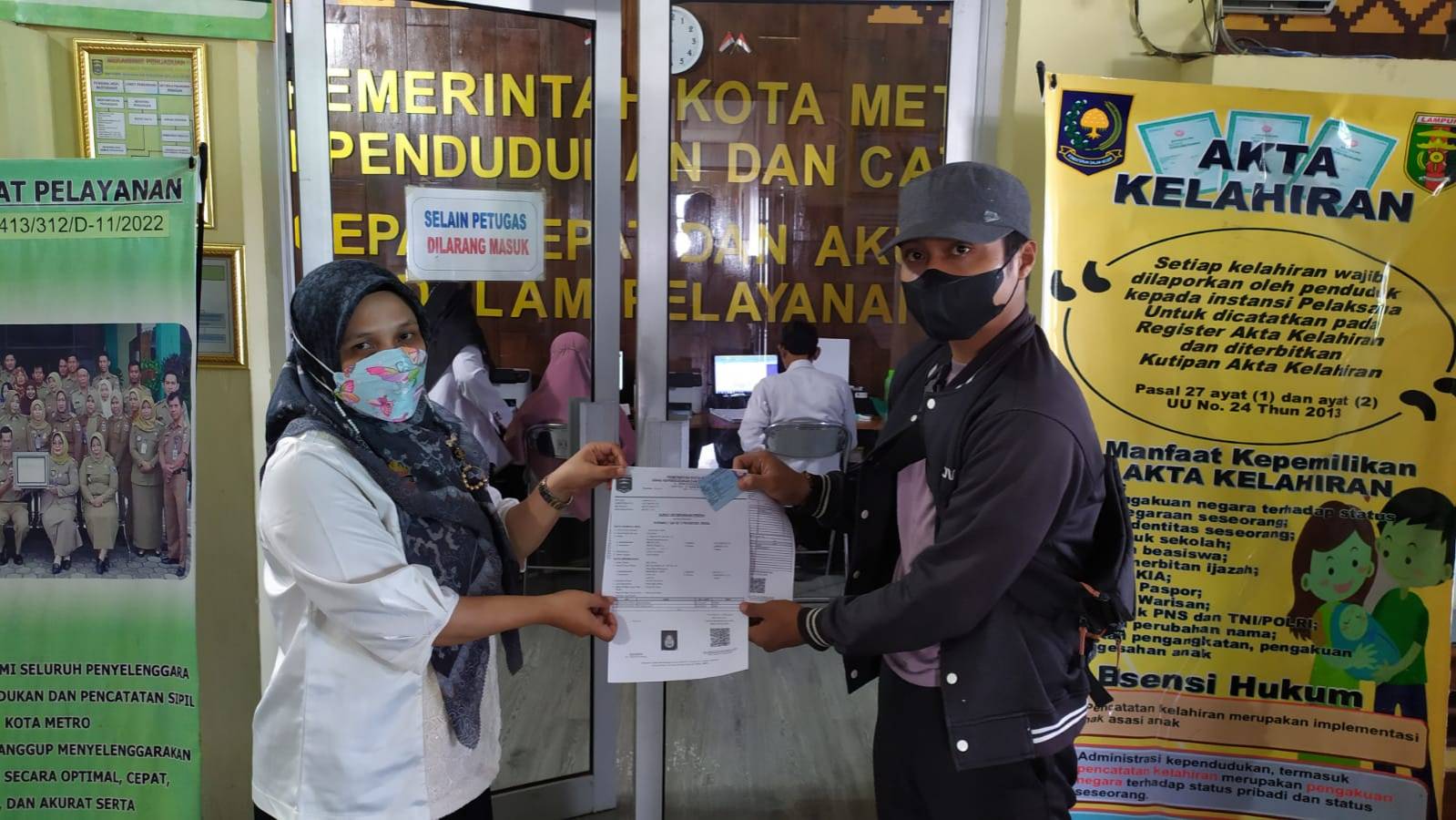 Penyerahan Dokumen Langsung Kepada Warga
