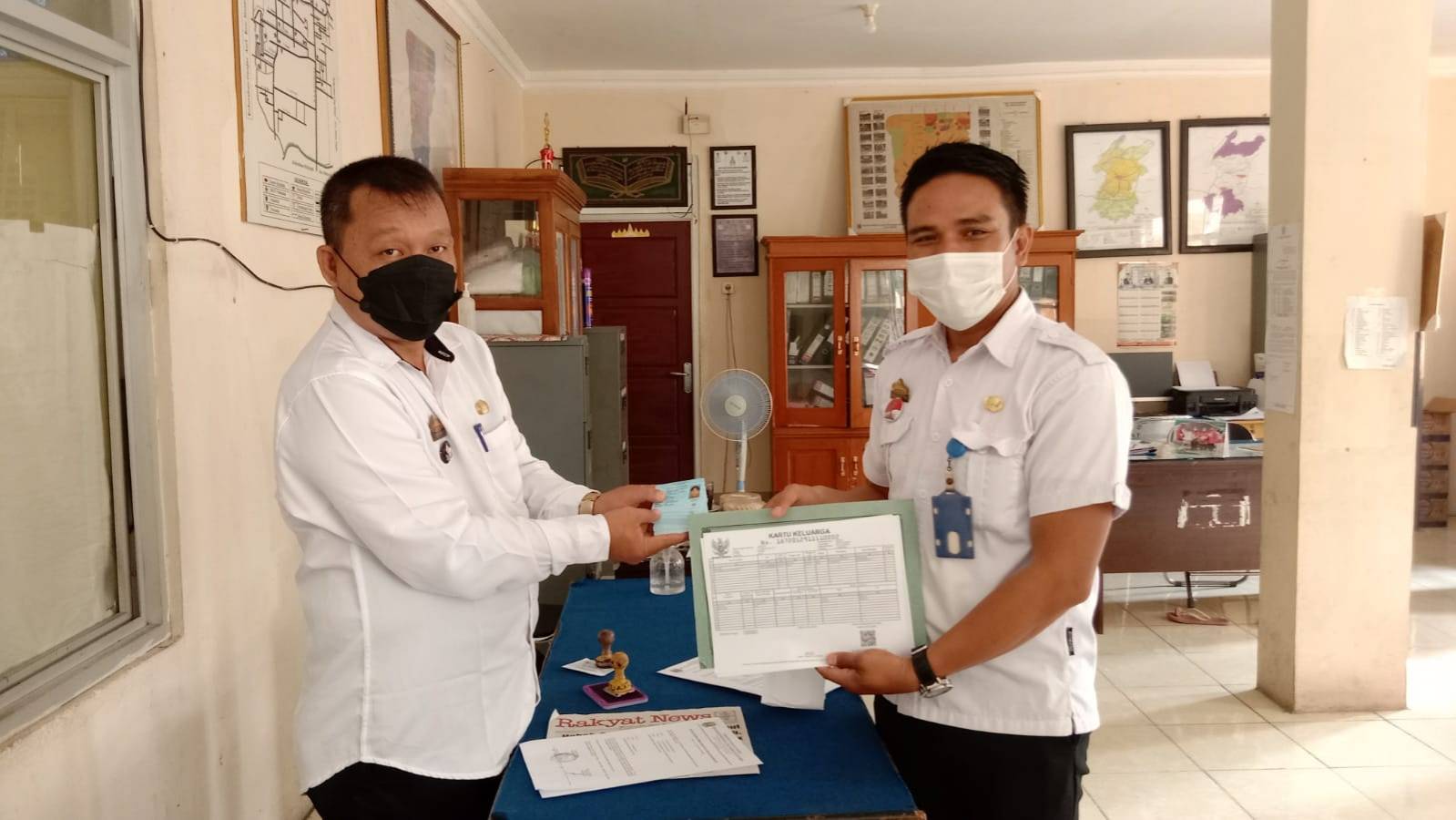Penyerahan KTP-el ke Kelurahan