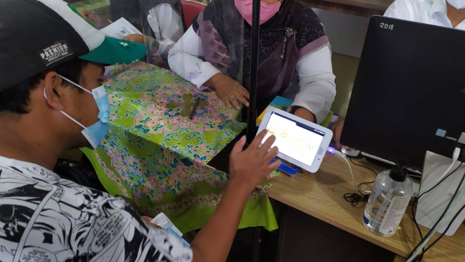 Warga mengisi Kuisioner Survey Kepuasan Masyarakat