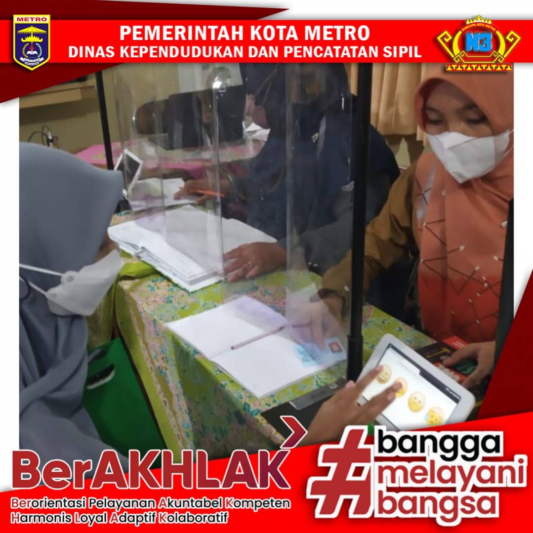 Warga mengisi Kuisioner Survey Kepuasan Masyarakat