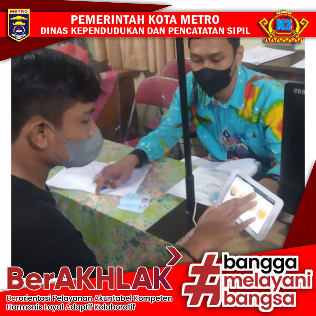 Warga mengisi Kuisioner Survey Kepuasan Masyarakat