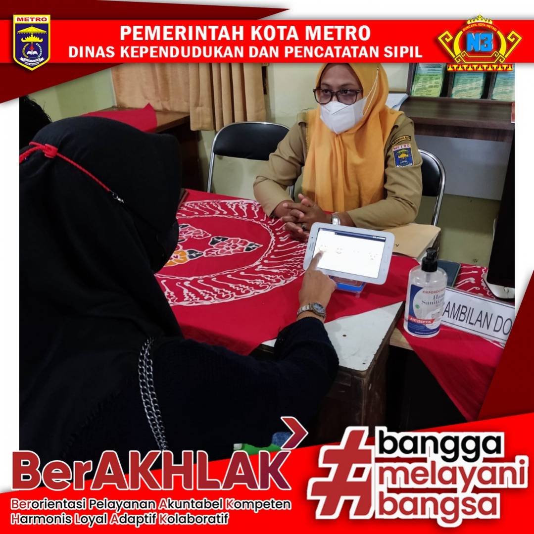 Warga mengisi Kuisioner Survey Kepuasan Masyarakat