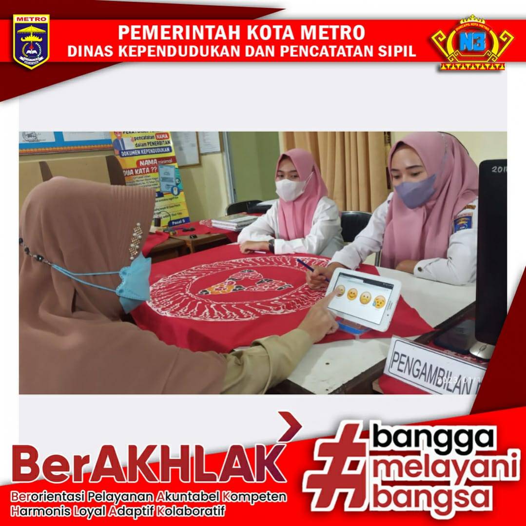Warga mengisi Kuisioner Survey Kepuasan Masyarakat