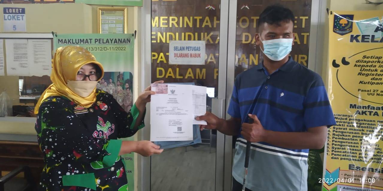 Penyerahan Dokumen Langsung Kepada Warga