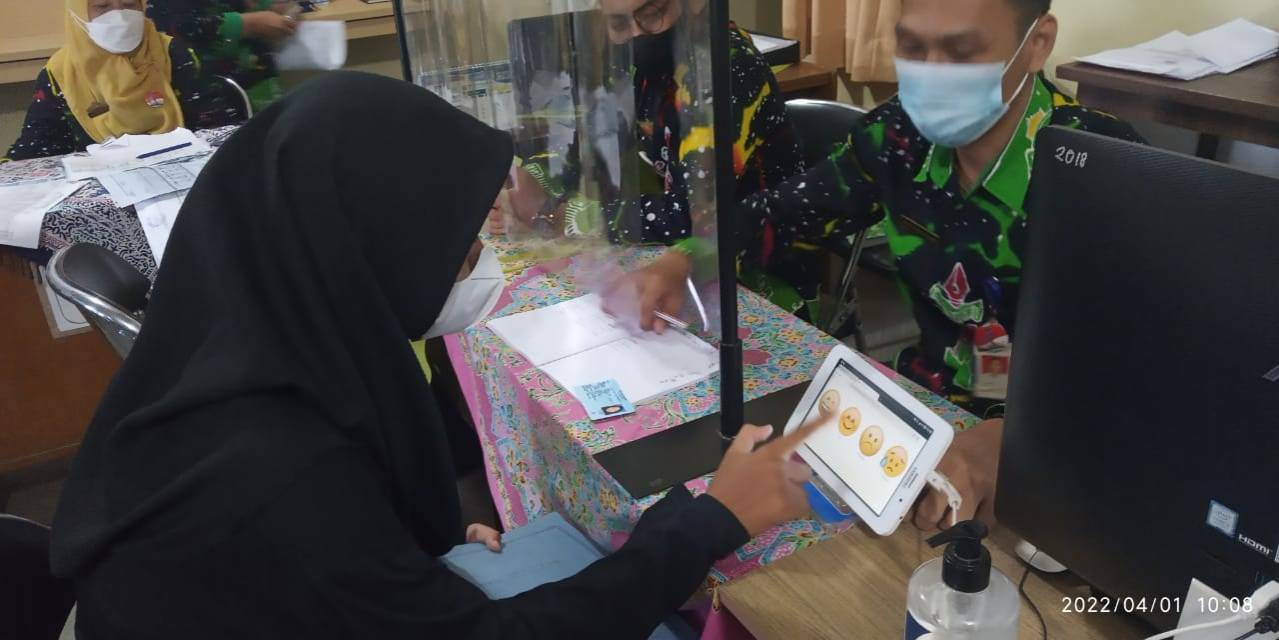 Warga mengisi Kuisioner Survey Kepuasan Masyarakat