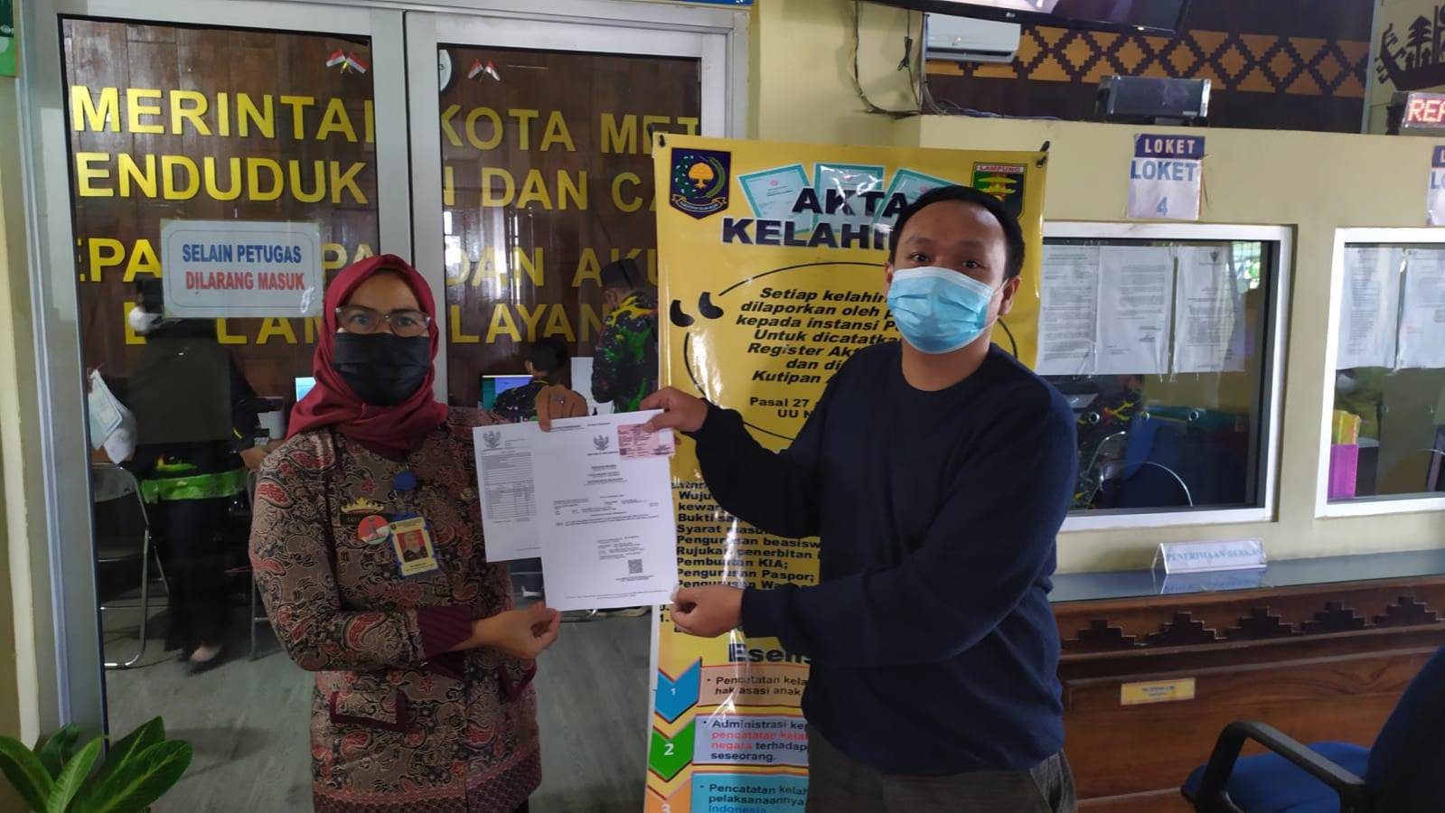 Penyerahan Dokumen Langsung Kepada Warga