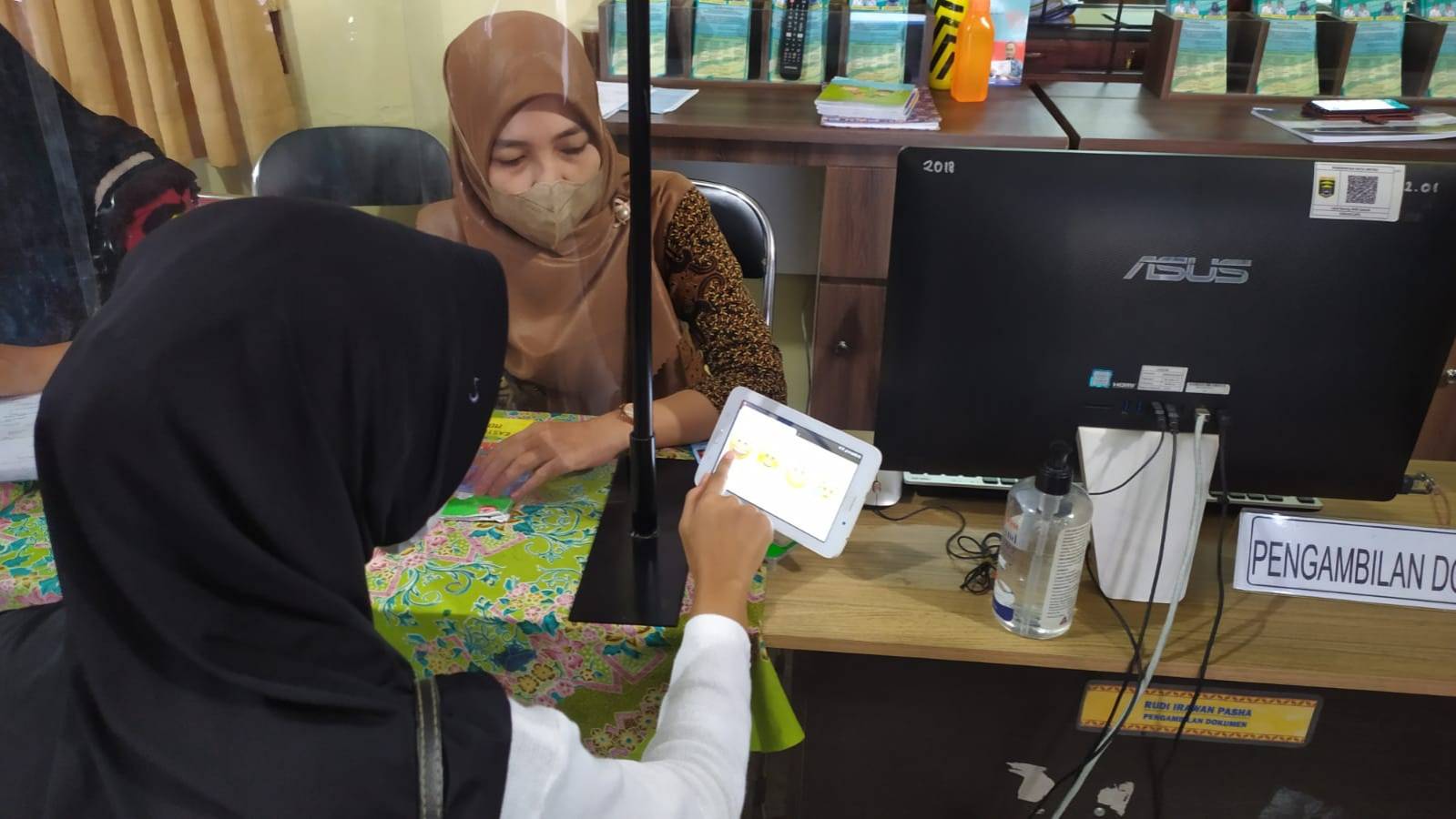 Warga mengisi Kuisioner Survey Kepuasan Masyarakat