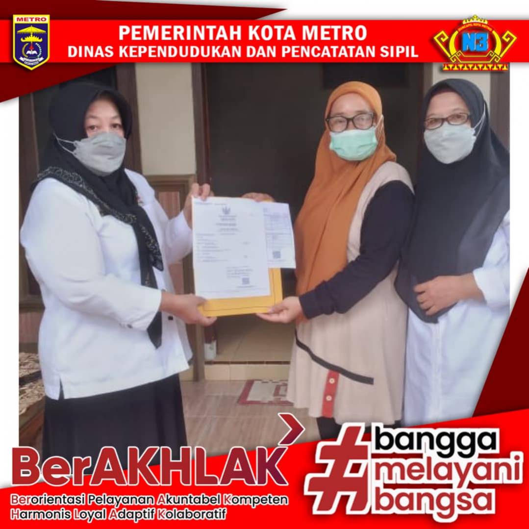 Disdukcapil Kota Metro melaksanakan Jemput Bola dan Penyerahan 3 in 1 Akta Kematian