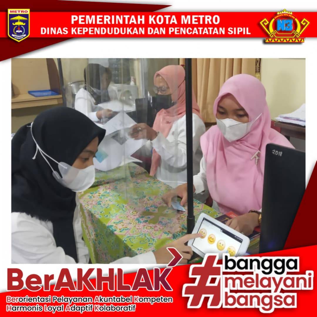 Warga mengisi Kuisioner Survey Kepuasan Masyarakat