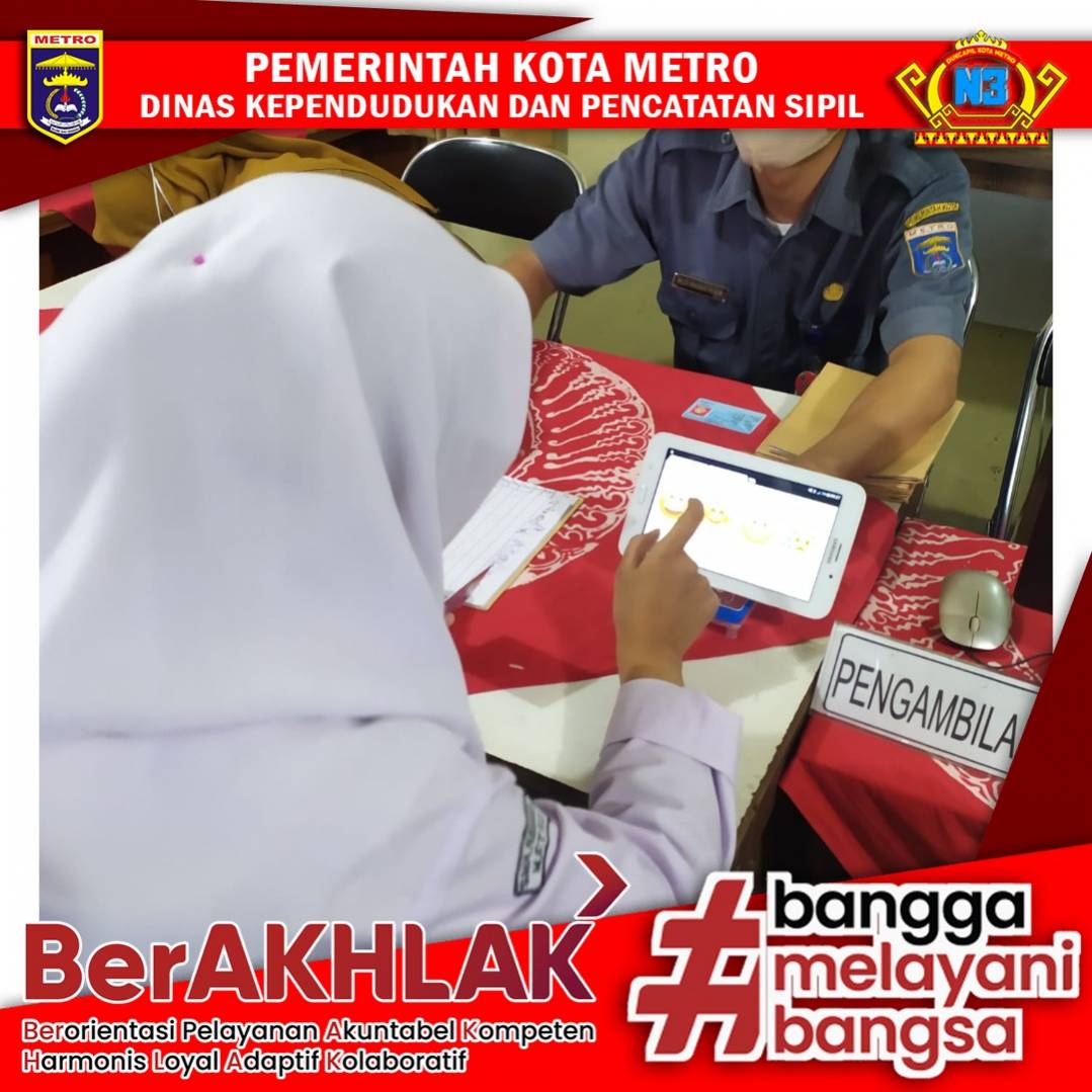 Warga mengisi Kuisioner Survey Kepuasan Masyarakat