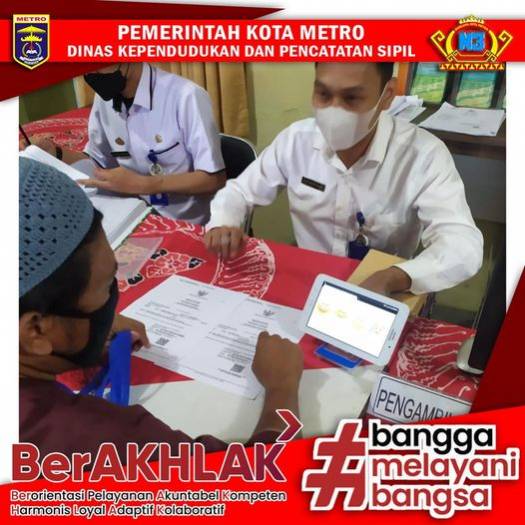 Warga mengisi Kuisioner Survey Kepuasan Masyarakat