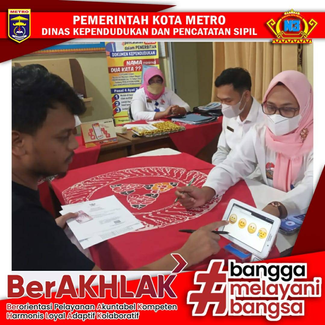 Warga mengisi Kuisioner Survey Kepuasan Masyarakat