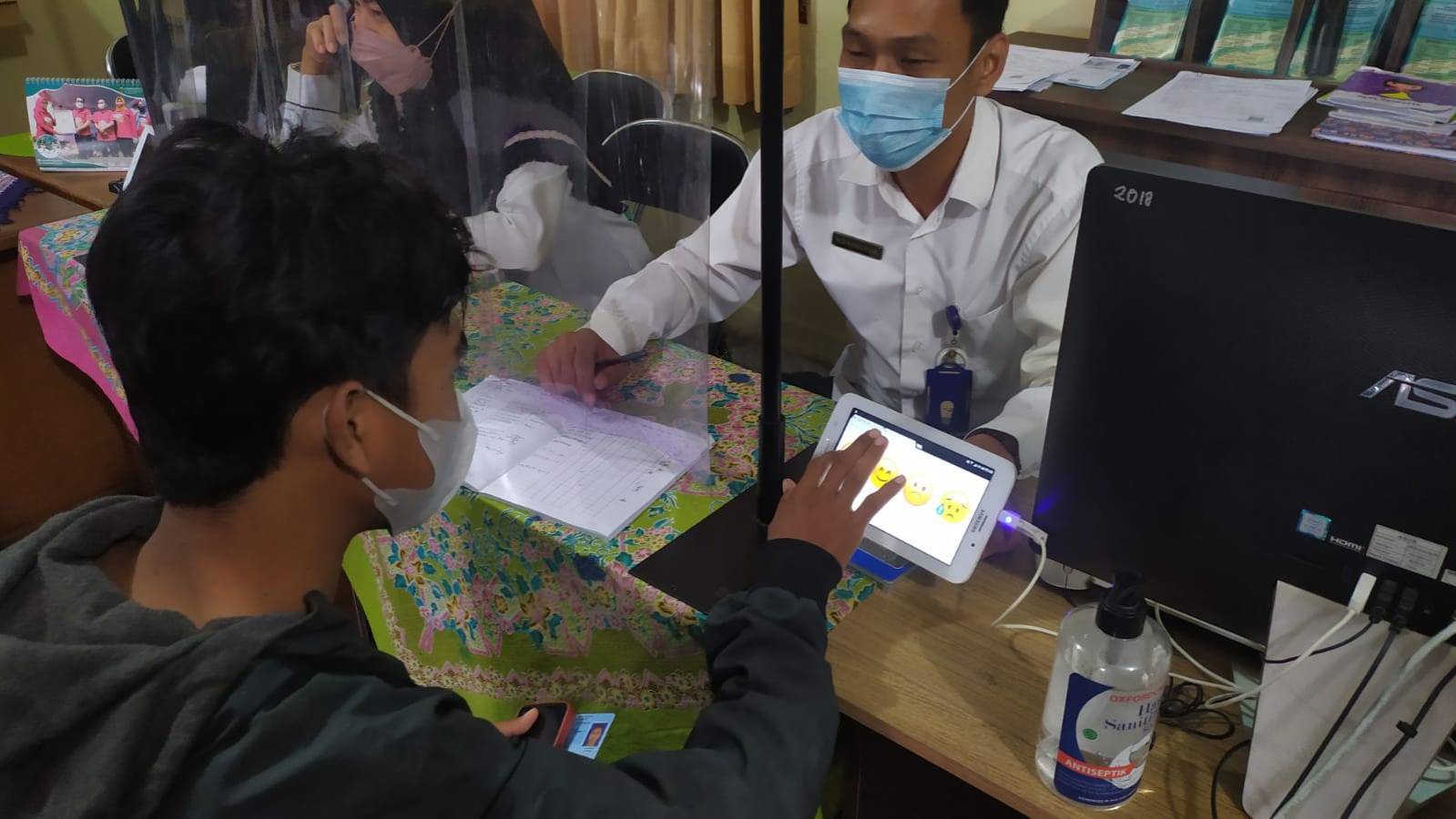 Warga mengisi Kuisioner Survey Kepuasan Masyarakat