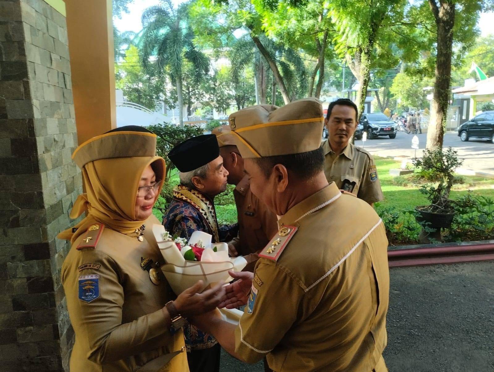 Pelaksanaan Apel Mingguan serta Pelapasan Ibu Kepala Disdukcapil Kota Metro yang telah memasuki masa Purna Bakti oleh Wakil Walikota Metro beserta jajaran