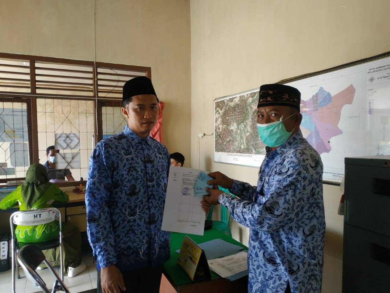 Penyerahan KTP-el ke Kelurahan