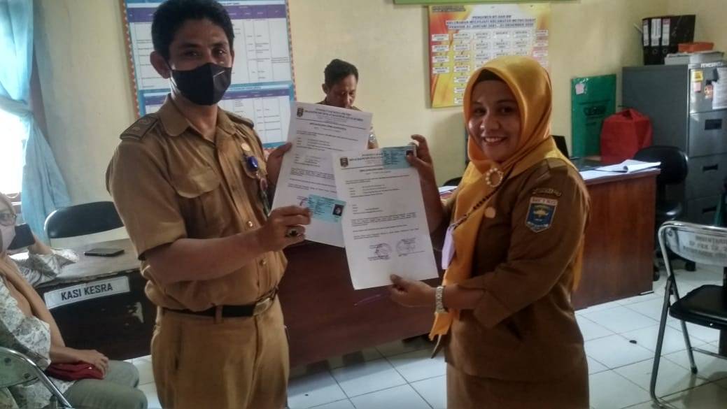 Penyerahan KTP-el ke Kelurahan
